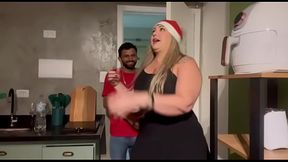 Patroa safada se fantasia de mam&atilde_e Noel e faz sexo com seguranca