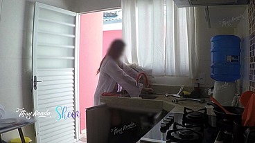 Recebi o encanador só de camisolinha e muito a vontade pra provocar ele muito
