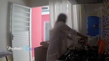 Recebi o encanador só de camisolinha e muito a vontade pra provocar ele muito