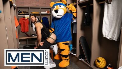 MEN - Shamu Azizam Pulls Off His Pants And Bends So Jake Preston Can Bury His Tongue Inside His Hole