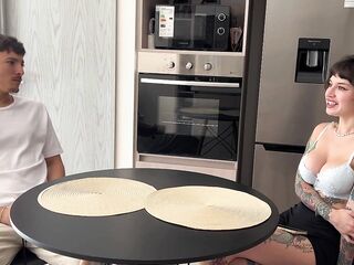 Vecina queda fuera de su casa y le ayudo a que entre... TODA, ft. badvanne (PART 01 of 03)