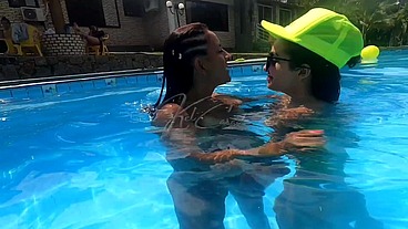 Festa na piscina, todo mundo pelado e se pegando dentro d'água, várias gostosas! Parte 2