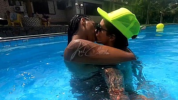 Festa na piscina, todo mundo pelado e se pegando dentro d'água, várias gostosas! Parte 2