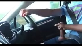 Motorista do t&aacute_xi deixou eu ir masturbando ele durante a viajem, ele tinha esposa, ficou nervoso mas o pau estava muito duro