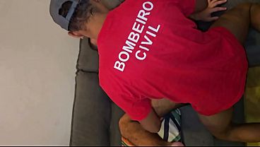 ELETRICISTA FOI ARRUMAR O CHUVEIRO E ACABOU TOMANDO BANHO COM CLIENTE