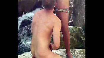 Fodendo o cuzinho do sigiloso na cachoeira mesmo - Foda completa