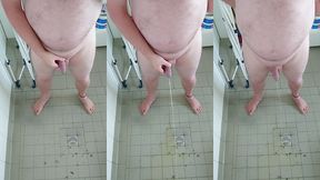 nacktes urinieren in der dreckigen dusche