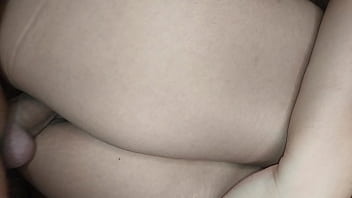 Grabo a la hijastra de mi vecina mientras me la follo por su co&ntilde_o apretado