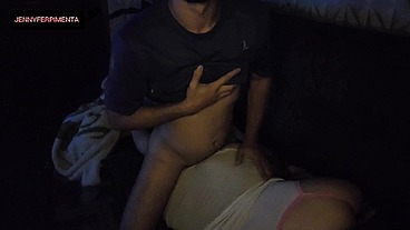 milf madrasta safada divide o sofa com enteado! Enteado veio passar final de semana em sua casa, e ela tramou para que tivessem que dividir o sofá