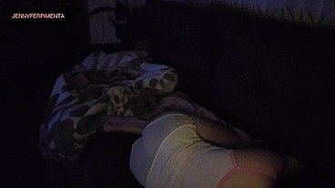 milf madrasta safada divide o sofa com enteado! Enteado veio passar final de semana em sua casa, e ela tramou para que tivessem que dividir o sofá