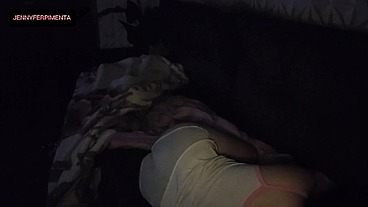 milf madrasta safada divide o sofa com enteado! Enteado veio passar final de semana em sua casa, e ela tramou para que tivessem que dividir o sofá