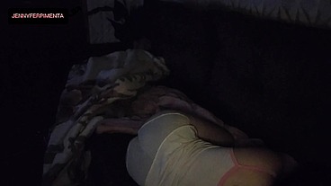 milf madrasta safada divide o sofa com enteado! Enteado veio passar final de semana em sua casa, e ela tramou para que tivessem que dividir o sofá