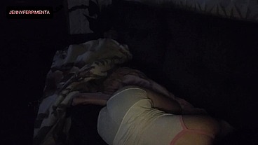milf madrasta safada divide o sofa com enteado! Enteado veio passar final de semana em sua casa, e ela tramou para que tivessem que dividir o sofá