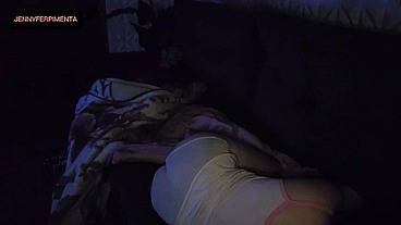 milf madrasta safada divide o sofa com enteado! Enteado veio passar final de semana em sua casa, e ela tramou para que tivessem que dividir o sofá