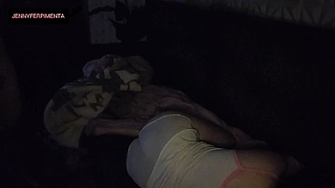 milf madrasta safada divide o sofa com enteado! Enteado veio passar final de semana em sua casa, e ela tramou para que tivessem que dividir o sofá
