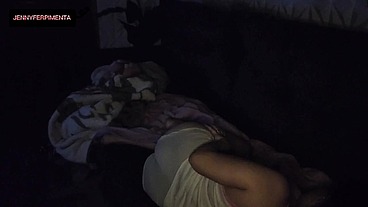 milf madrasta safada divide o sofa com enteado! Enteado veio passar final de semana em sua casa, e ela tramou para que tivessem que dividir o sofá