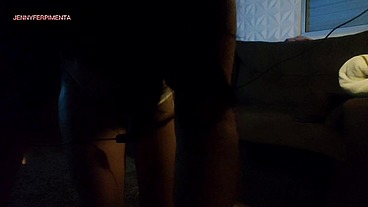 milf madrasta safada divide o sofa com enteado! Enteado veio passar final de semana em sua casa, e ela tramou para que tivessem que dividir o sofá