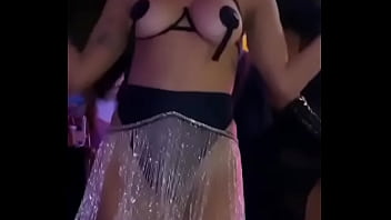 Anitta Balan&ccedil_ando os peitos gostosos