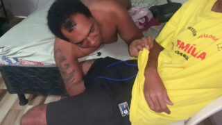 Huisgemaakte seks zonder condoom met mollige, behaarde Braziliaanse homo's die grote piemels zuigen en kontneuken.