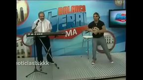 velho dan&ccedil_a como um robo excitado
