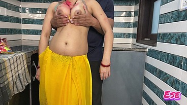 Chachi Ne Bade Pyaar Se Choli Mein Rang Lagwa Liya aur Chud bhi Gayi