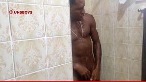 macho hetero tomando banho na casa do amigo