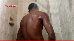 macho hetero tomando banho na casa do amigo