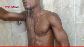 macho hetero tomando banho na casa do amigo