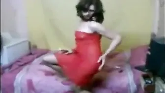 Egyptian crossdresser Ingy dances solo in amateur video