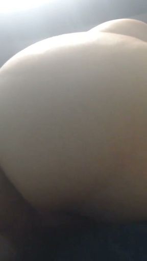 Horny mum humps her pillow   Clip 1
