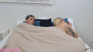 Minha madrasta safada n&atilde_o perdeu tempo e caiu de boca na minha piroca