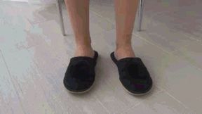 Toe tapping in black plush slippers b