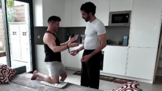Deux mecs amateurs se caressent et se sucent mutuellement les grosses bites avant de baiser fort