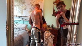 Amatőr fiatal brit tini George Mason, nagy faszt szopott a seggébe