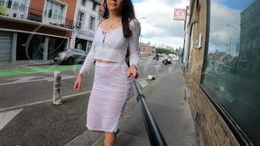 en robe transparente en ville