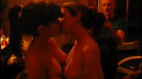 video ...j adore rouler des pelles a mes copines tout en les deshabillants