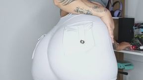 My vibrating farts in my short leggings, delicious farts, and I open my big ass so wide