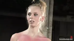 Natural beauty Jade Marxxx takes turns in live show