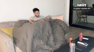 Miramos tv pero se la empiezo a chupar y me hace creampie cuando lo cabalgo Almendragala ft Noahpells