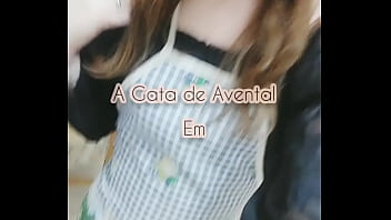 A Gata de Avental - dona de casa abrindo o cuzinho na cozinha