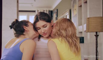 Alissa Foxy & Ellie Luna's Sultry Russian Threesome