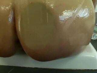 London Keyes likes masturbating in the bathtub
