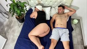 My stepfather wakes me up by putting his big cock in my ass when he wakes up - hard sex in the morning