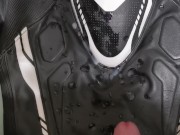 Motard gay asperge ça combi de foutre