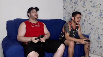 Apostando o Cu No Video Game e o Puto Saiu Daqui Vazando Leite - Parte 1 - Tava em casa cheio de tes&atilde_o e meu amigo meu aqui jogar, mas meu pau n&atilde_o abaixava