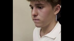 Twink con fimosis se masturba a escondidas en la comida familiar