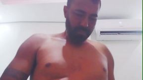 Marido exibe esposa ninfeta... Deu muito leite na bunda dela