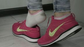 The smell of her feet MP4 HD 720p