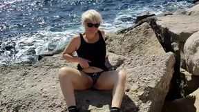 apres avoir bien exhibe ma chate sur une digue je le suce a fond et il me baise