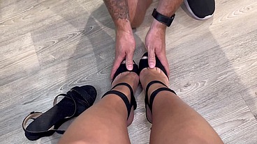 FOOTJOB for a stranger: He bought a HOT MILF shoes and she SATISFIED his desire to CUM on her FEET